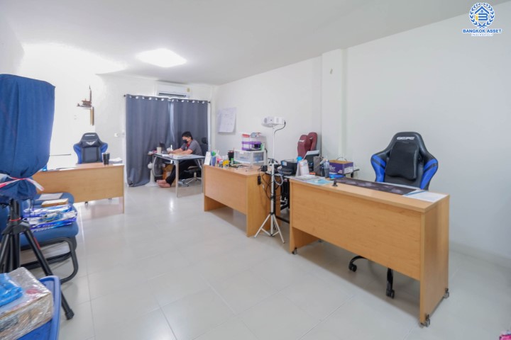 *****อาคารพาณิชย์มือสองย่านกรุงเทพฯ ม.บี อเวนิว วัชรพล เนื้อที่ 18 ตร.ว. ฟังก์ชัน 3 ห้องนอน 3 ห้องน้ำ ที่จอดรถ 1 คัน Home Office จากผู้พัฒนาโครงการที่มีชื่อเสียง Sansiri บนทำเลเดินทางสะดวก ใกล้จุดขึ้น-ลงทางด่วนสุขาภิบาล 5